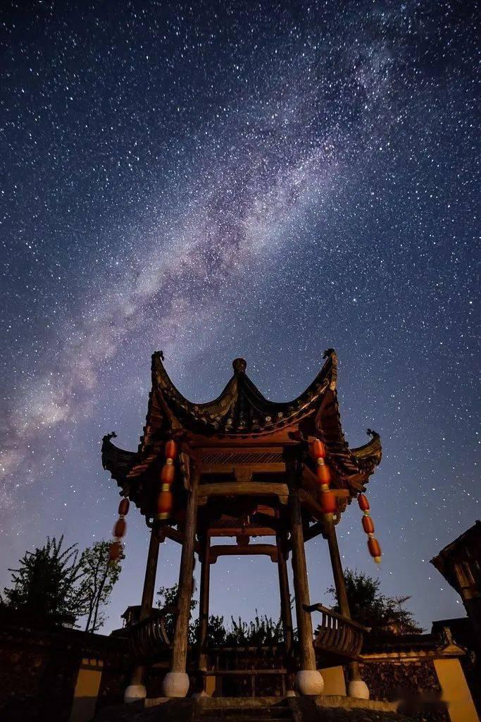奈雪的茶|故宫纹样祝吉祥|喝霸气莓果大红袍,领红包!